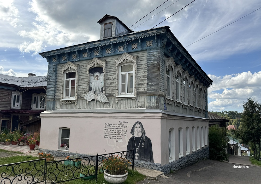 Фрески Владимира Овчинникова на старинном доме в Боровске