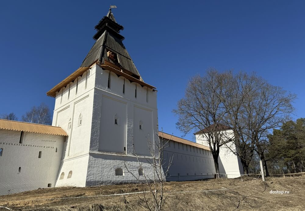 Крепостная стена и башня Пафнутьев-Боровского монастыря