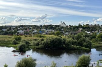Панорама Боровска с видом на реку Протву и исторический центр.