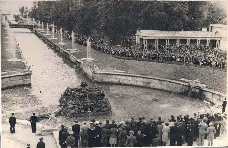 Открытие фонтанов в Петергофе в августе 1946 года Открытие фонтанов в Петергофе после восстановления в 1946 году