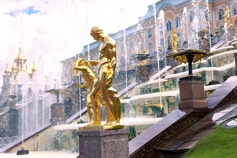 Античные скульптуры и фонтаны — оформление Большого каскада Золотые скульптуры и струи фонтана на Большом каскаде в Петергофе
