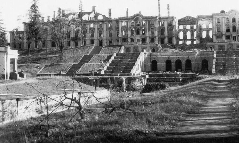 Петергоф после войны — руины Большого каскада и дворца Разрушенный Большой дворец и каскад в Петергофе после войны
