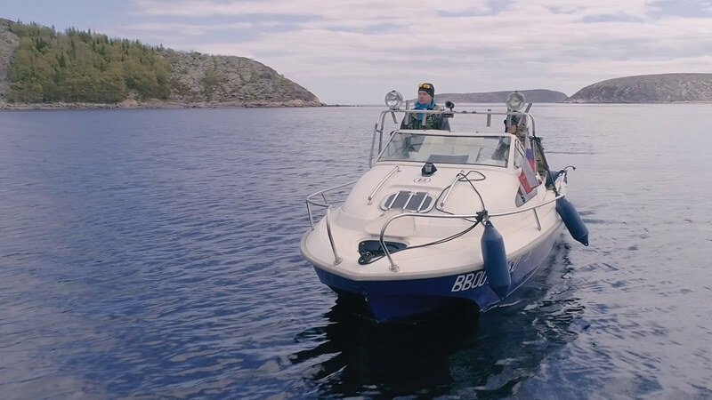 Морская прогулка к архипелагу Кузова на катере Катер с туристами в водах Белого моря у архипелага Кузова