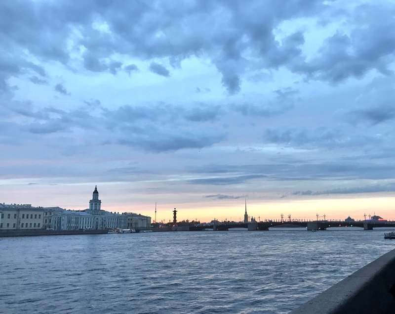 Утренний пейзаж белых ночей в Петербурге: Кунсткамера, Невский берег и Петропавловская крепость на фоне рассвета Белые ночи в Санкт-Петербурге: рассвет над Невой, Кунсткамера, Петропавловская крепость и разводной мост