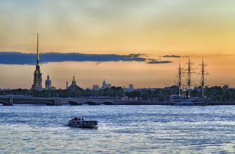 Белые ночи в Санкт-Петербурге: закат над Невой, Петропавловская крепость и парусник