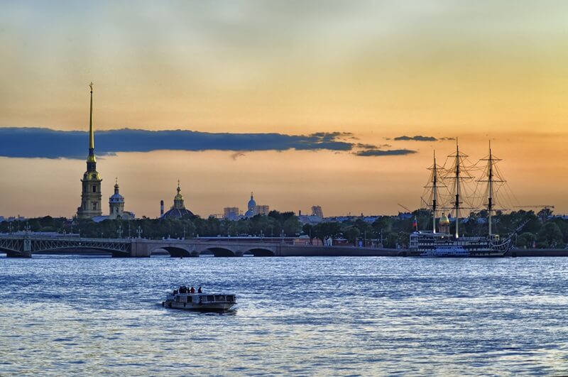 Закат во время белых ночей в Санкт-Петербурге, вид на Петропавловскую крепость и старинный корабль Белые ночи в Санкт-Петербурге: закат над Невой, Петропавловская крепость и парусник
