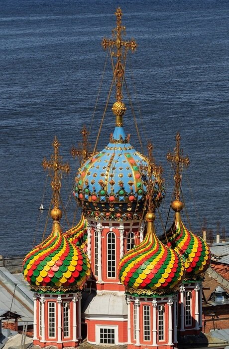 Купола Строгановской церкви в Нижнем Новгороде — разноцветные луковичные главы с позолоченными крестами