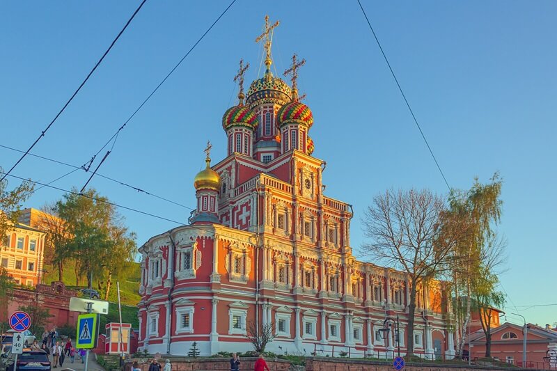 Строгановская церковь в Нижнем Новгороде на закате, фасад храма освещён мягким солнечным светом, вид с улицы Рождественской.