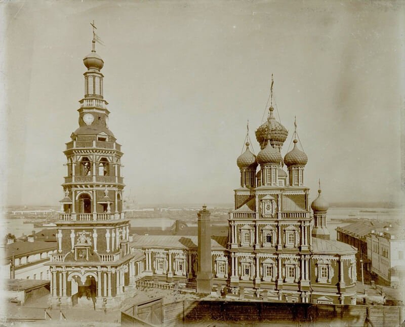 Исторический вид Строгановской церкви и колокольни, Нижний Новгород Старинная фотография Строгановской церкви и колокольни в Нижнем Новгороде, вид начала XX века с набережной Волги.