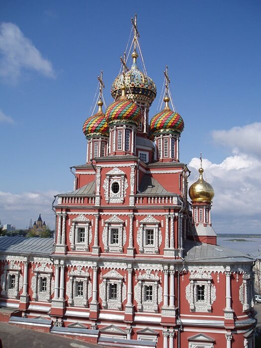 Купола Строгановской церкви, Нижний Новгород Главные купола Строгановской церкви в Нижнем Новгороде — разноцветные луковки на фоне синего неба и облаков, вид крупным планом.