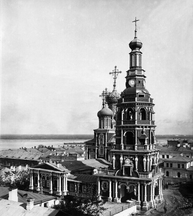 Черно-белая фотография Строгановской церкви с колокольней в Нижнем Новгороде, вид с возвышения на Волгу и городской квартал, начало XX века.