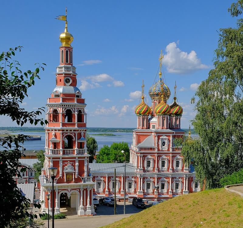 Строгановская церковь и колокольня в Нижнем Новгороде Строгановская церковь и колокольня на фоне Оки в Нижнем Новгороде, яркий пример русского барокко с разноцветными куполами и классической звонницей.