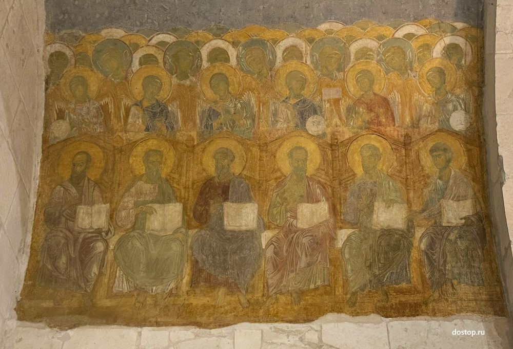 Фрески XII века «Страшный суд» в Дмитриевском соборе во Владимире: апостолы и ангелы на своде.