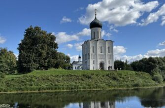 Храм Покрова на Нерли у воды в Боголюбовском лугу