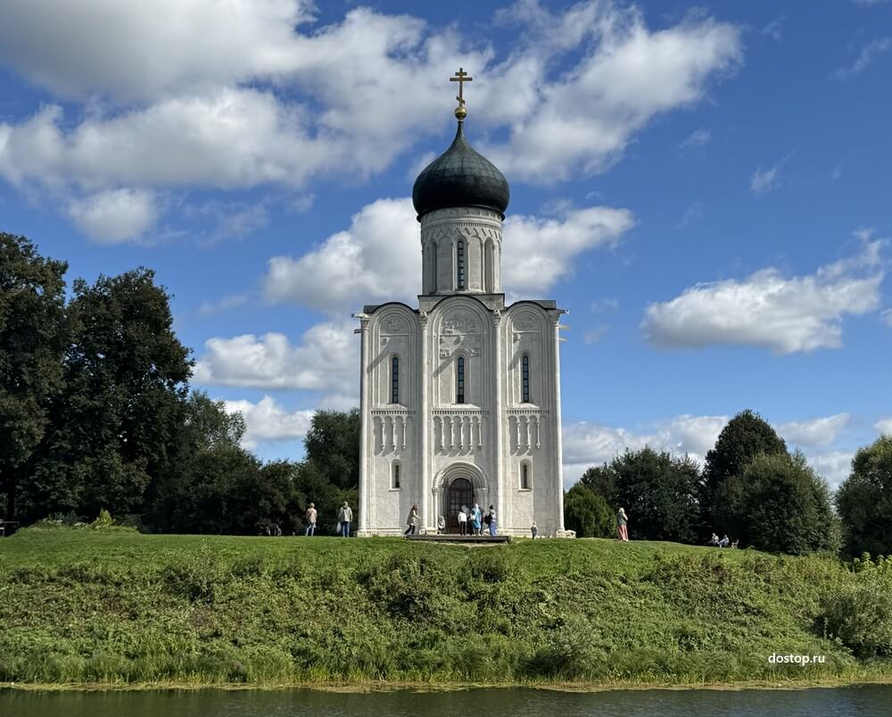 Храм Покрова на Нерли с белокаменной резьбой на фасаде