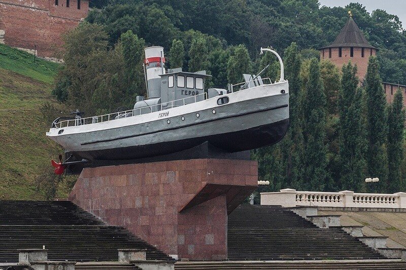 Катер «Герой» — памятник речникам Великой Отечественной войны у Чкаловской лестницы Памятник катеру «Герой» у подножия Чкаловской лестницы в Нижнем Новгороде на фоне кремлёвской стены