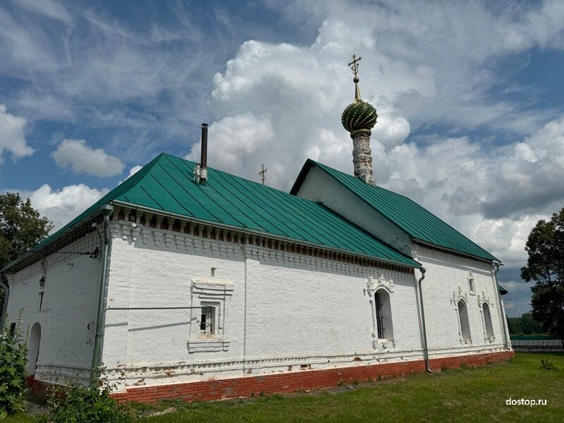 Церковь Стефана в ансамбле Кидекши Церковь Стефана рядом с храмом Бориса и Глеба