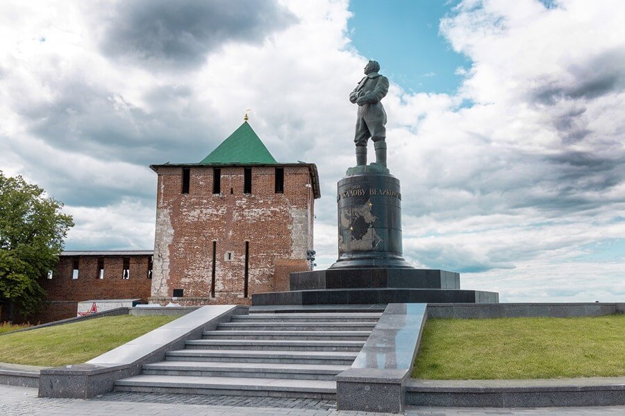 Памятник Чкалову у Чкаловской лестницы Памятник Валерию Чкалову на фоне кремлевской стены в Нижнем Новгороде