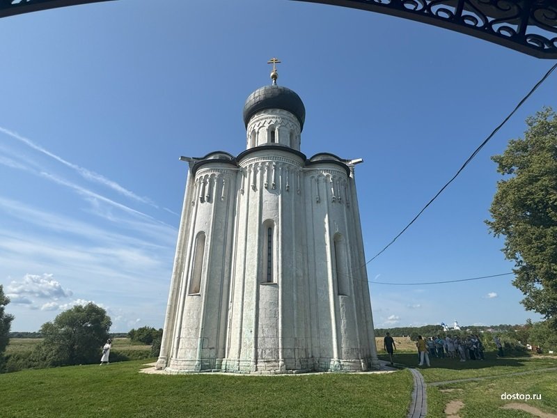 Белокаменный храм Покрова на Нерли на фоне синего неба Храм Покрова на Нерли летом