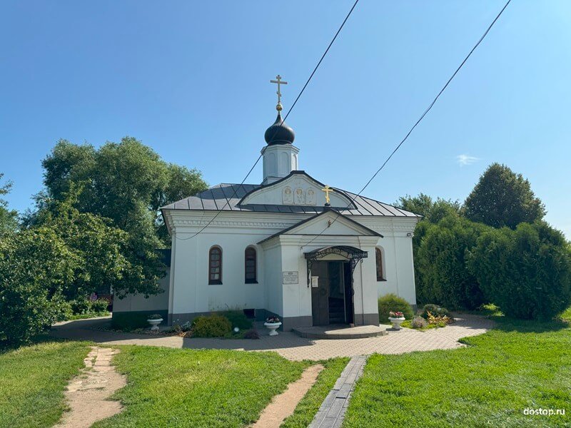 Трехсвятская церковь