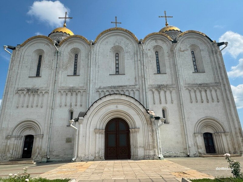 Фасад Успенского собора во Владимире — архитектура XII века и символ княжеской власти Главный вход Успенского собора во Владимире с белокаменным фасадом и резным декором