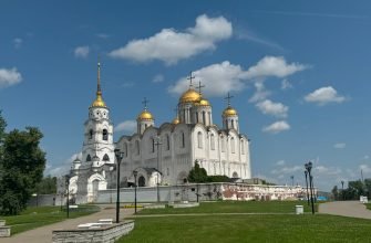 Успенский собор во Владимире с золотыми куполами на фоне синего неба