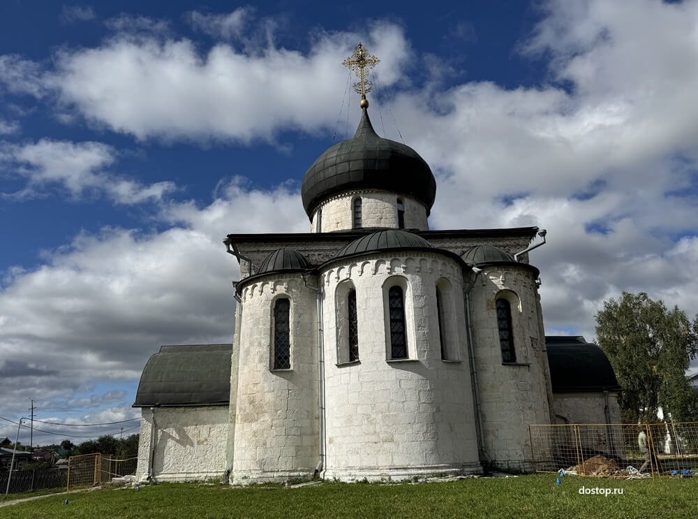 Восточный фасад Георгиевского собора в Юрьев-Польском с тремя апсидами