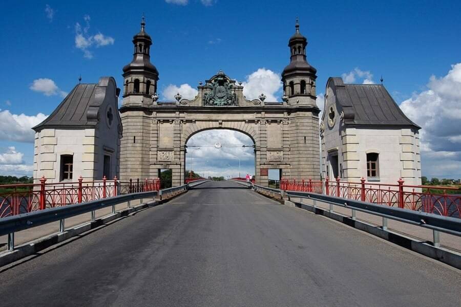 Южный портал моста королевы Луизы в Советске с аркой и башнями