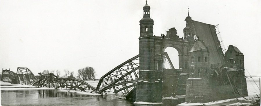 Разрушенный мост королевы Луизы после подрыва в 1945 году