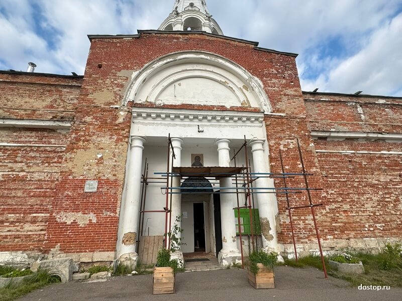 Вход в Троицкий собор в Серпухове
