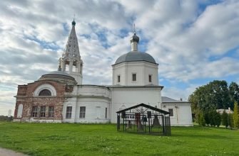 Троицкий собор в Серпухове с шатровой колокольней и колоколами на Соборной горе.