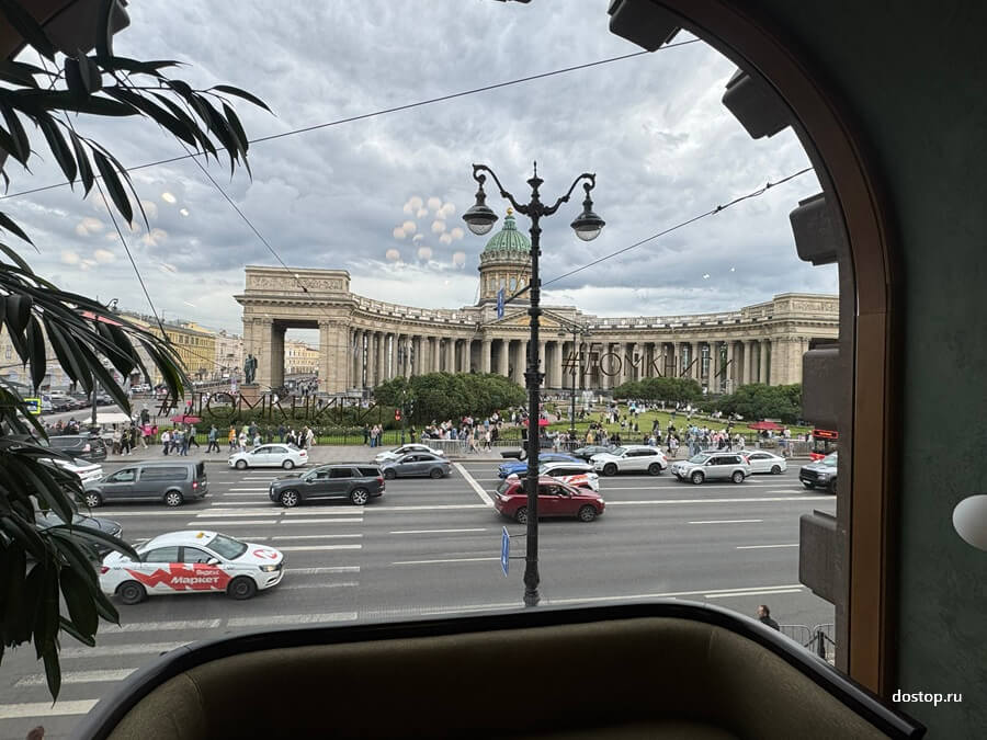 Вид на Казанский собор из окон Дома книги