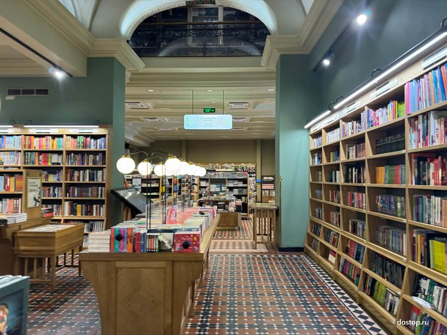 Внутренний интерьер Дома книги в Санкт-Петербурге