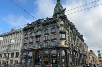 Кафе на втором этаже Дома книги. Из арочных окон открывается живописный вид на Невский проспект, канал Грибоедова и башню Городской Думы.