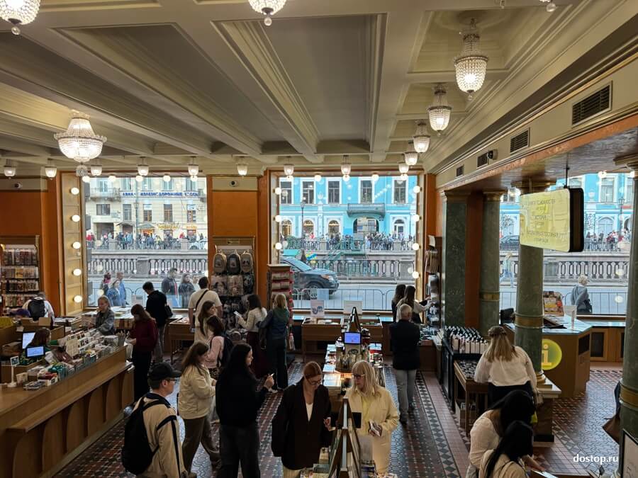 Посетители кафе в Доме книги на Невском проспекте