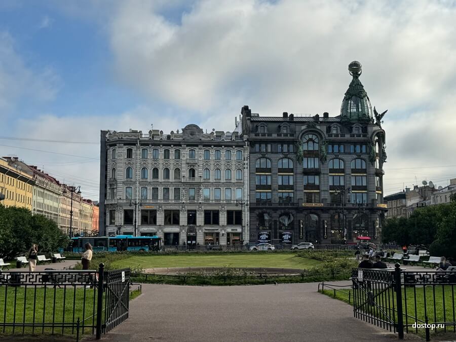 Открытка начала XX века с видом на Дом Зингера и Казанский собор.