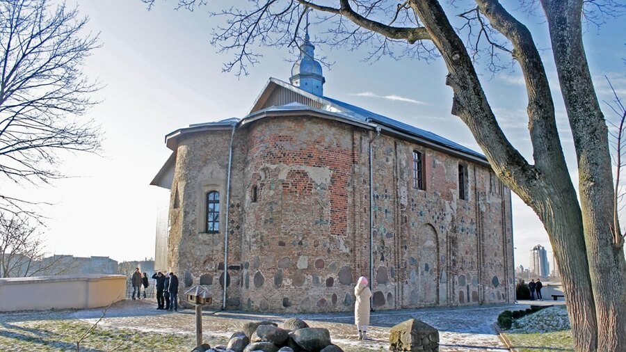 Борисоглебская Коложская церковь в Гродно, вид на храм с высокого берега Немана