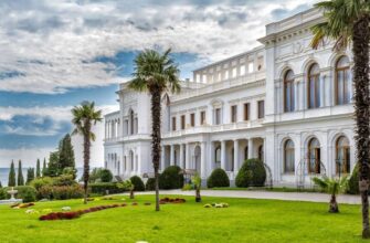 Ливадийский дворец в Крыму — главный фасад