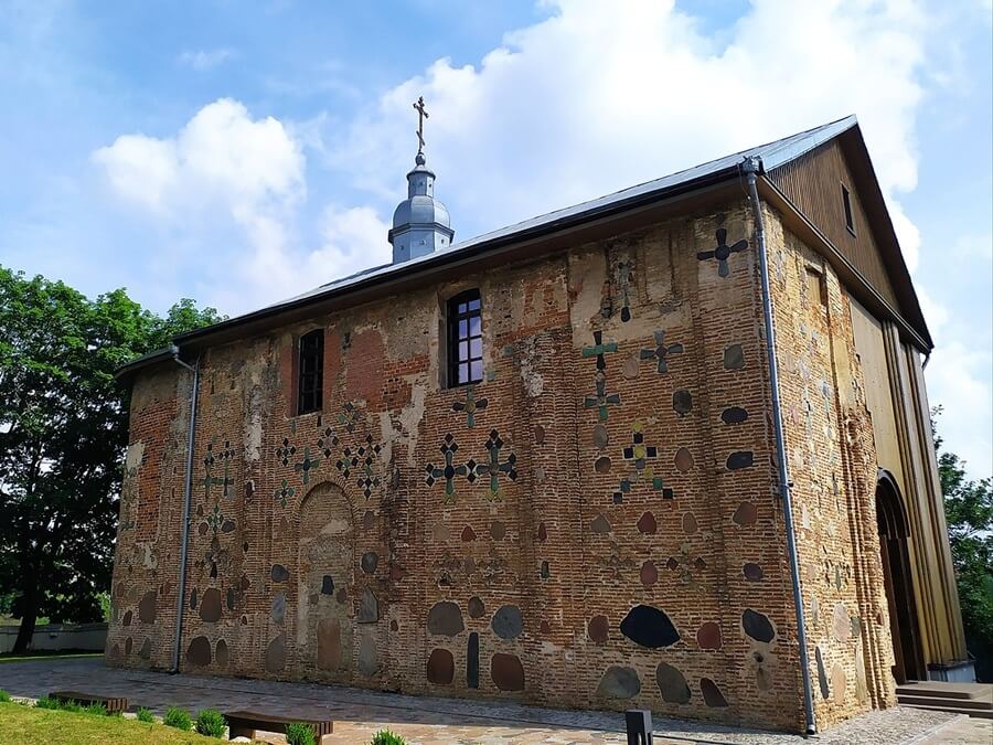 Архитектура Коложской церкви в Гродно, разноцветные валуны и майоликовые кресты в кладке