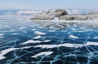 Байкальский лед зимой с трещинами и узорами