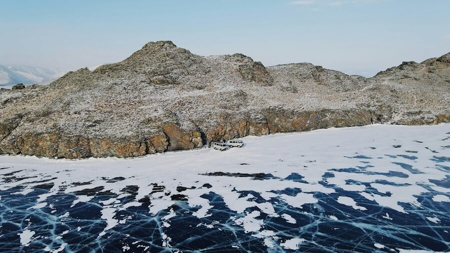 Зимний Байкал с прозрачным льдом и скалистым берегом