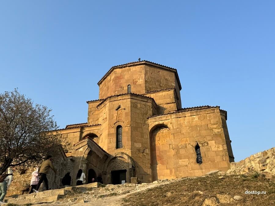 Архитектурные детали монастыря Джвари в Грузии