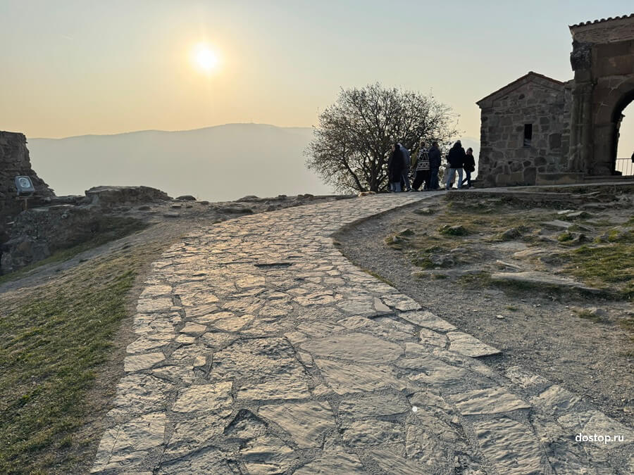 Дорога к монастырю Джвари на вершине Крестовой горы