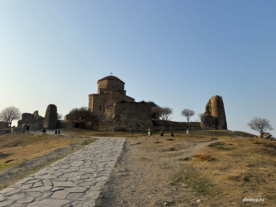 Храм Джвари в Мцхете на фоне синего неба