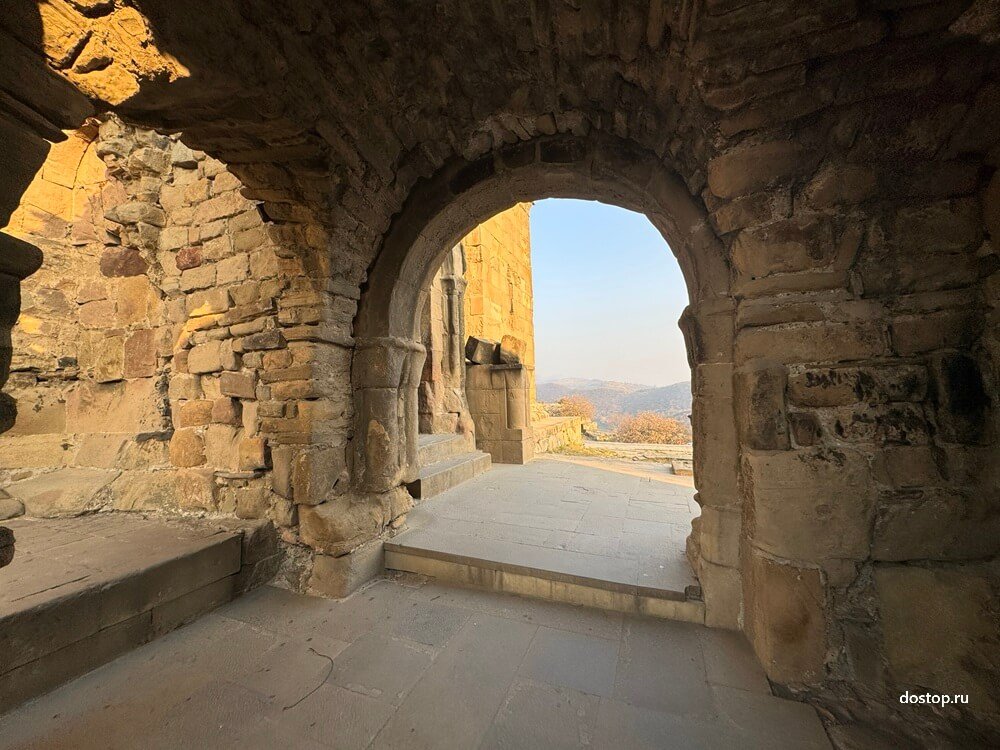 Арочный проход внутри монастыря Джвари