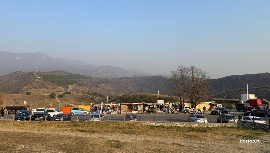 Киоски с сувенирами на парковке у монастыря Джвари