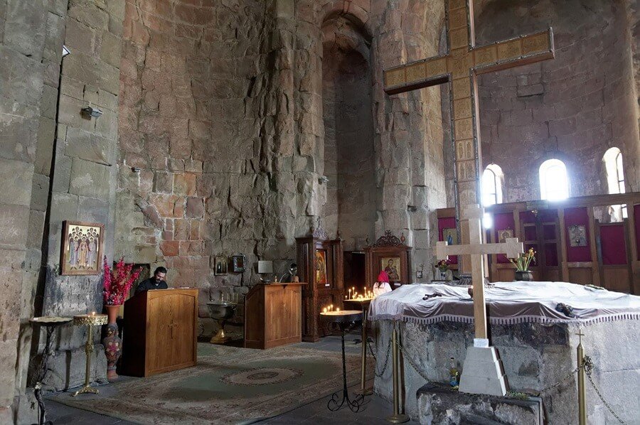 Интерьер монастыря Джвари и древний крест святой Нино