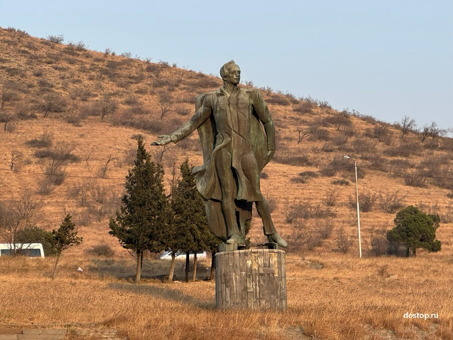 Памятник Михаилу Лермонтову у подножия горы Джвари в Мцхете