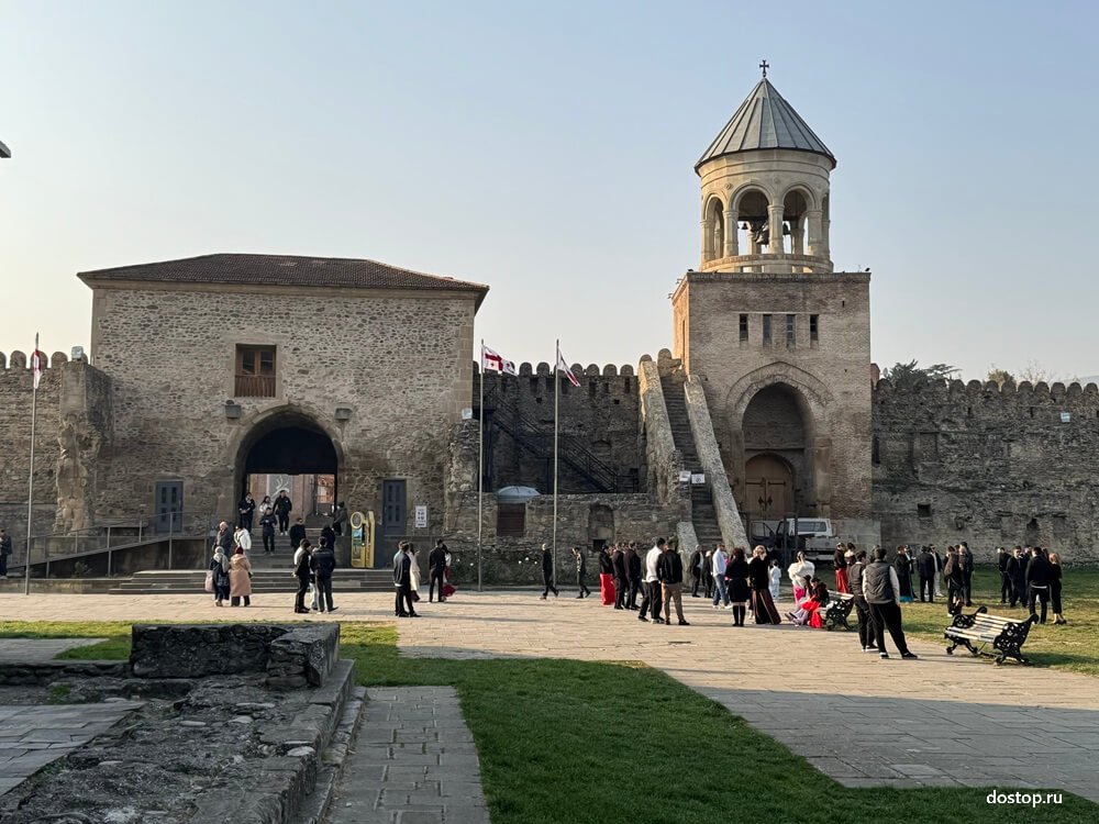 Вход на территорию Светицховели, где располагались ранние христианские постройки.