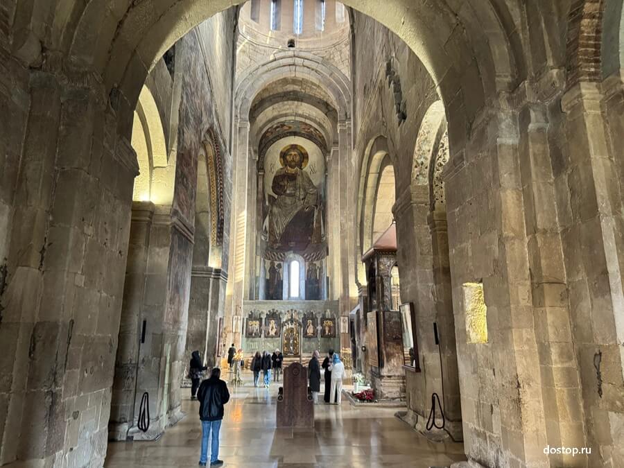 Внутреннее пространство Светицховели с высокими сводами и центральным нефом.